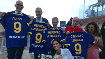 Il DG Girardi e i dottori dell'ULSS 9 con la maglia dell'Hellas